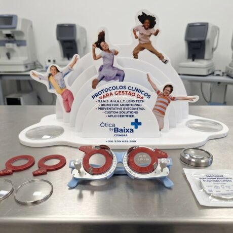Equipamento de exame pediátrico para protocolo de controlo de miopia na Ótica da Baixa, Coimbra.